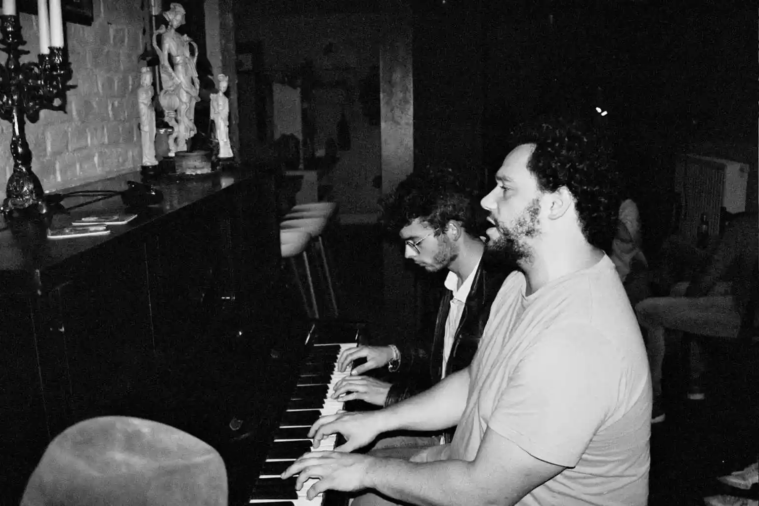 foto van Louis Boucquet en Robin Walleghem die piano spelen